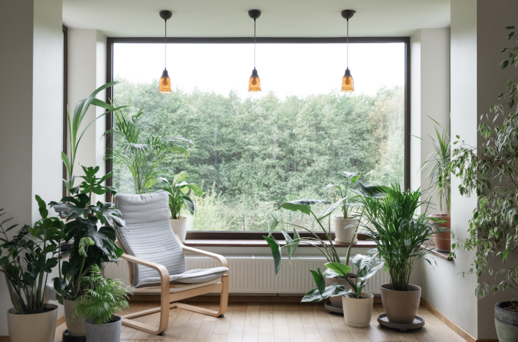 Binnenafwerking van pvc raam met strakke aansluiting op muur en vensterbank